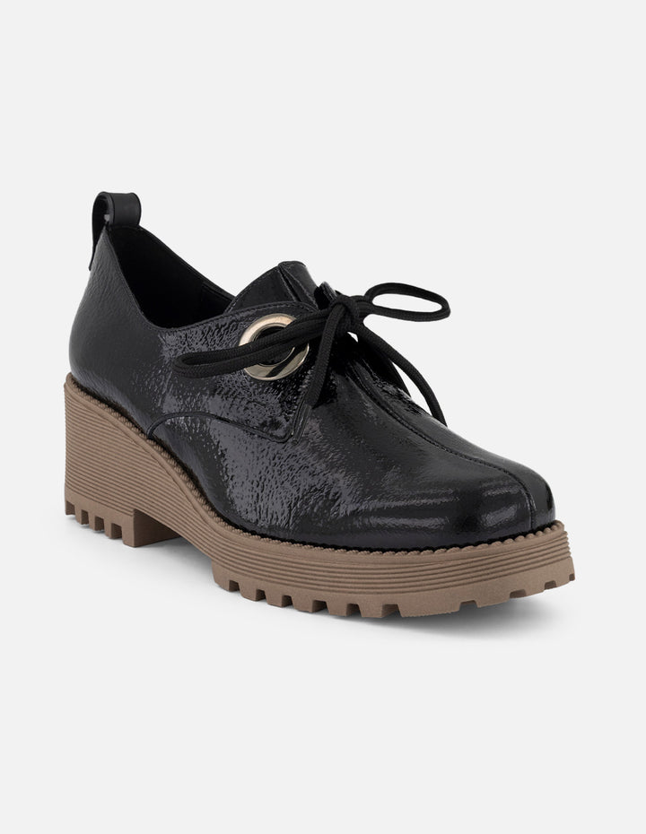 Zapato blucher negro charol para mujer con detalle color plateado