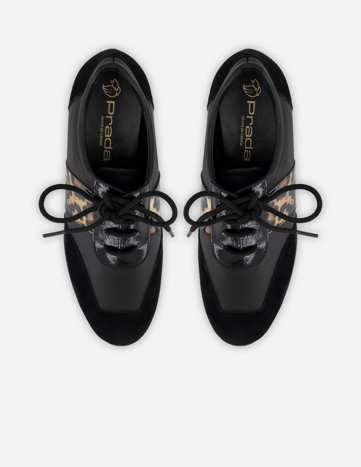 Tenis animal print para mujer con combinación de materiales