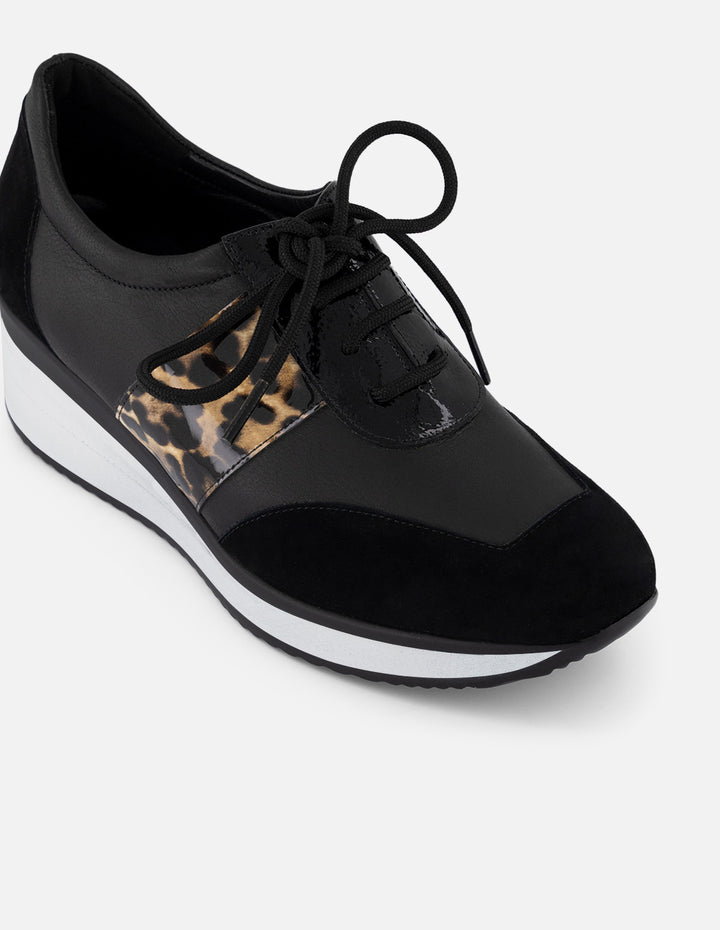 Tenis animal print para mujer con combinación de materiales