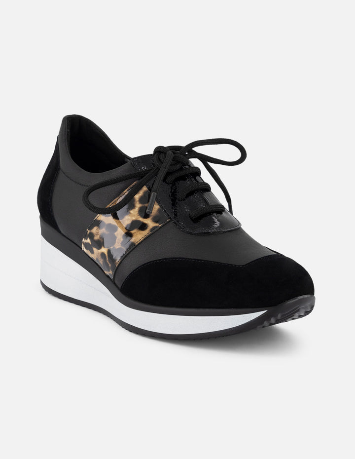 Tenis animal print para mujer con combinación de materiales