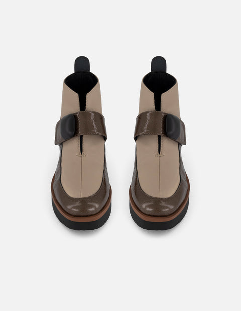 Botines beige charol de mujer con escote en V