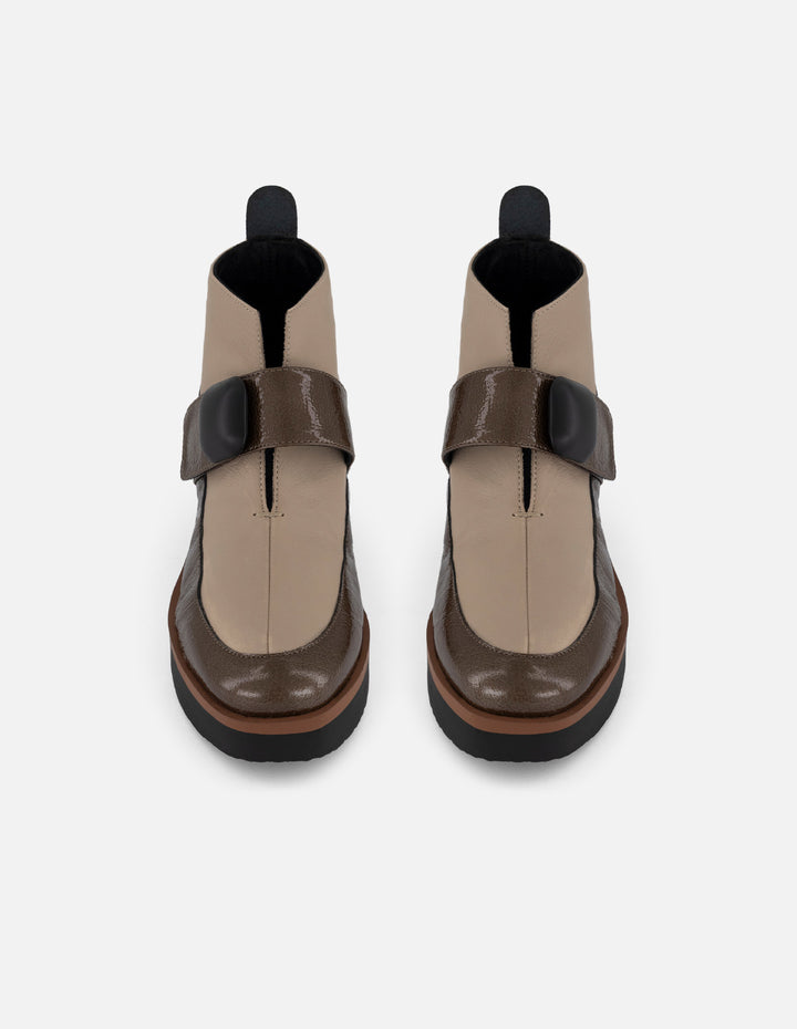 Botines beige charol de mujer con escote en V