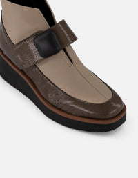 Botines beige charol de mujer con escote en V