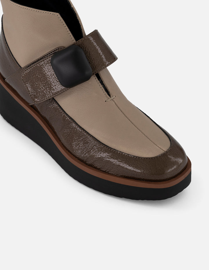 Botines beige charol de mujer con escote en V