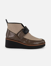 Botines beige charol de mujer con escote en V