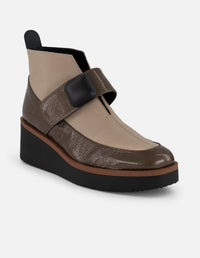 Botines beige charol de mujer con escote en V