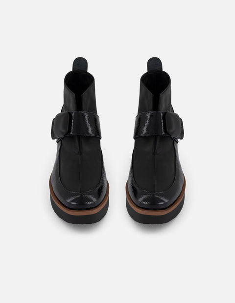 Botines negro charol de mujer con escote en V