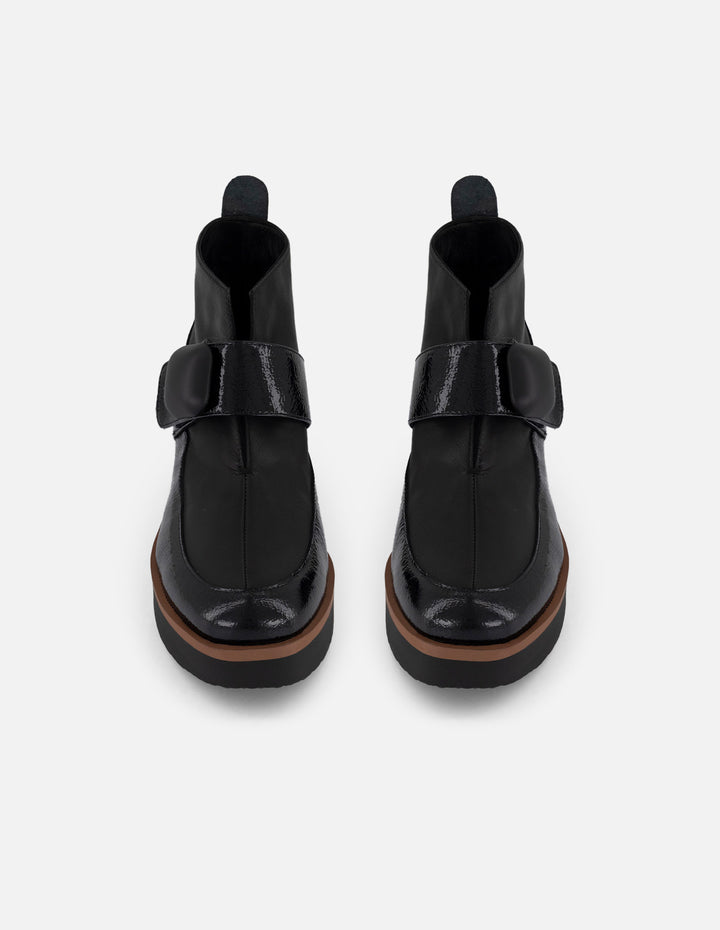 Botines negro charol de mujer con escote en V