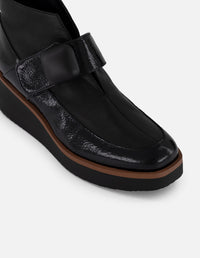 Botines negro charol de mujer con escote en V