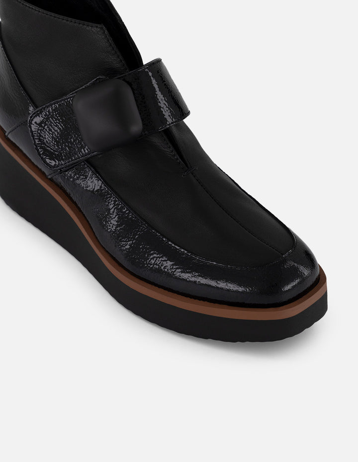 Botines negro charol de mujer con escote en V