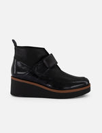 Botines negro charol de mujer con escote en V