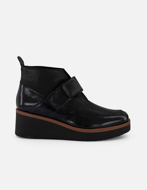 Botines negro charol de mujer con escote en V