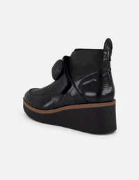 Botines negro charol de mujer con escote en V