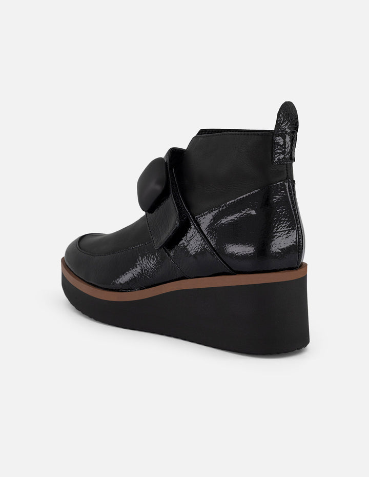 Botines negro charol de mujer con escote en V