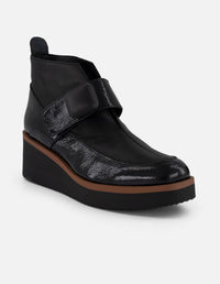 Botines negro charol de mujer con escote en V