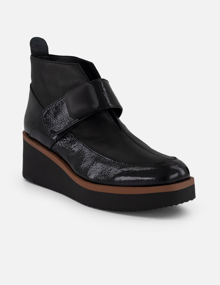 Botines negro charol de mujer con escote en V