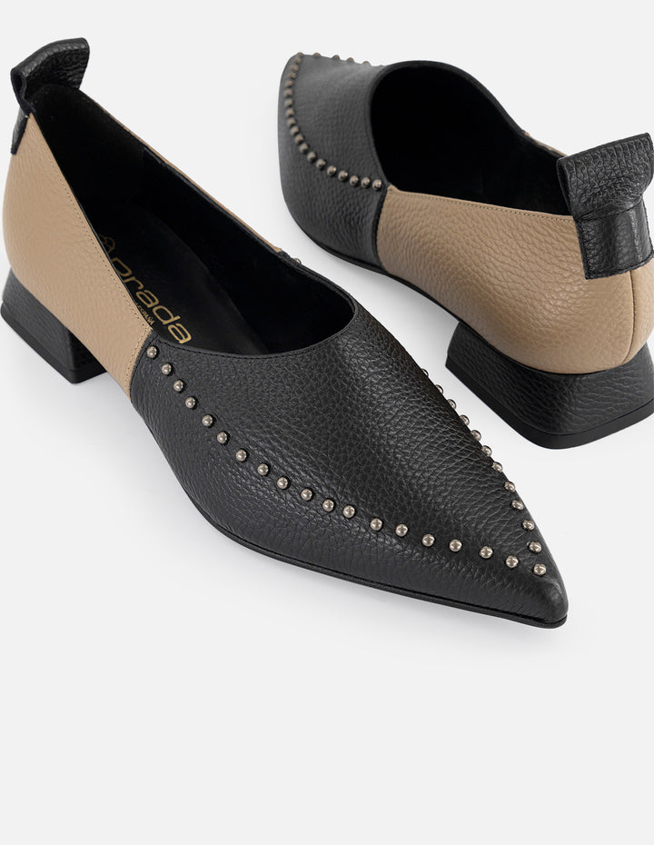 Flats bicolor de piel para mujer con remaches