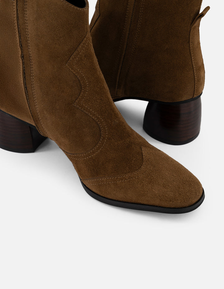 Botines color cuero ante de mujer con inspiración vaquera