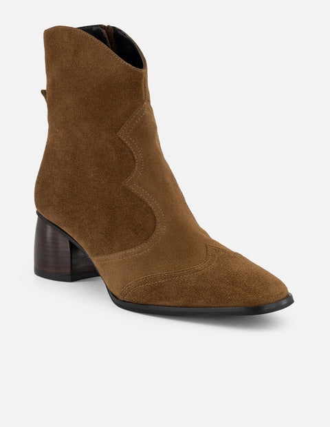 Botines color cuero ante de mujer con inspiración vaquera