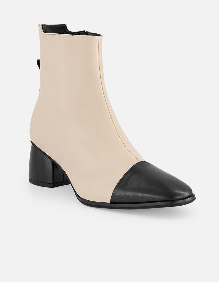 Botines blancos piel de mujer con punta y tacón negros