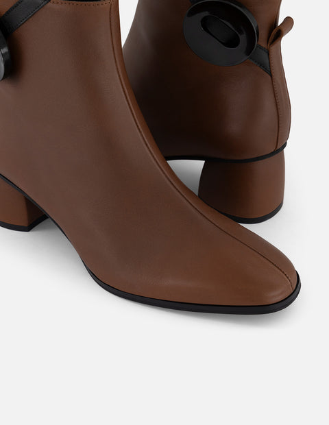 Botines color cuero piel de mujer con adorno en forma de círculo
