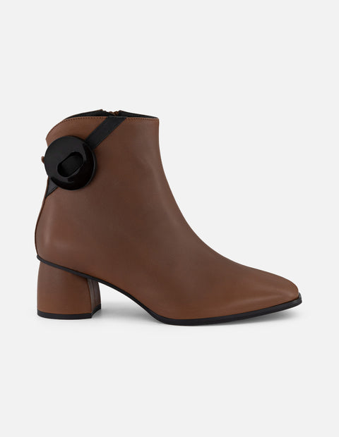 Botines color cuero piel de mujer con adorno en forma de círculo
