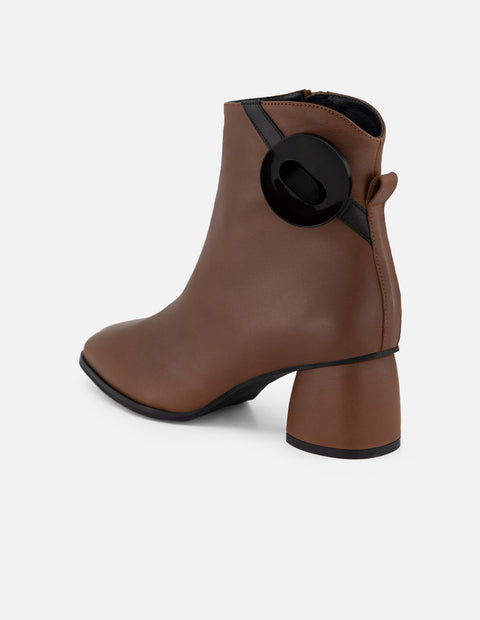 Botines color cuero piel de mujer con adorno en forma de círculo