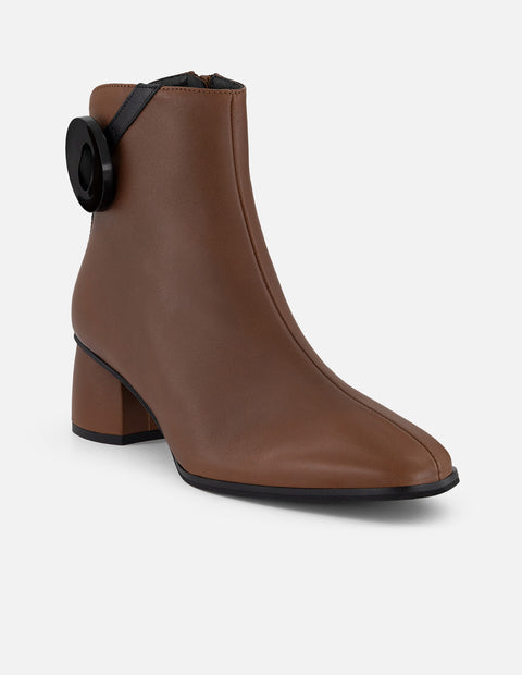 Botines color cuero piel de mujer con adorno en forma de círculo