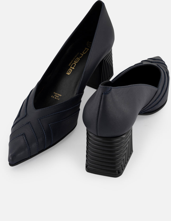 Zapatilla azul piel de mujer cortes simétricos