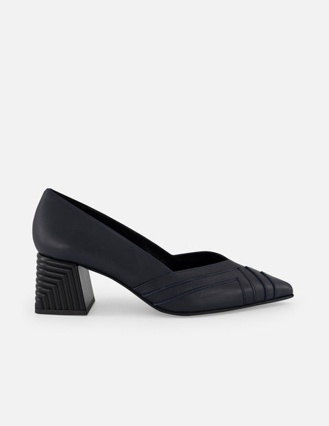 Zapatilla azul piel de mujer cortes simétricos