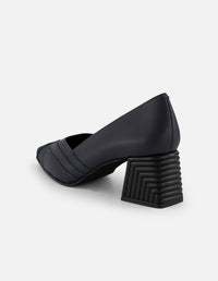 Zapatilla azul piel de mujer cortes simétricos