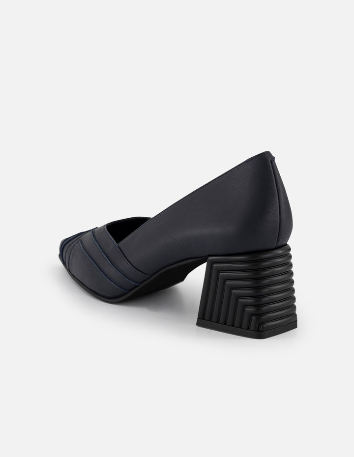 Zapatilla azul piel de mujer cortes simétricos