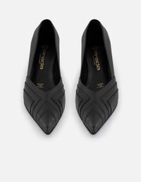 Zapatilla negra piel de mujer cortes simétricos