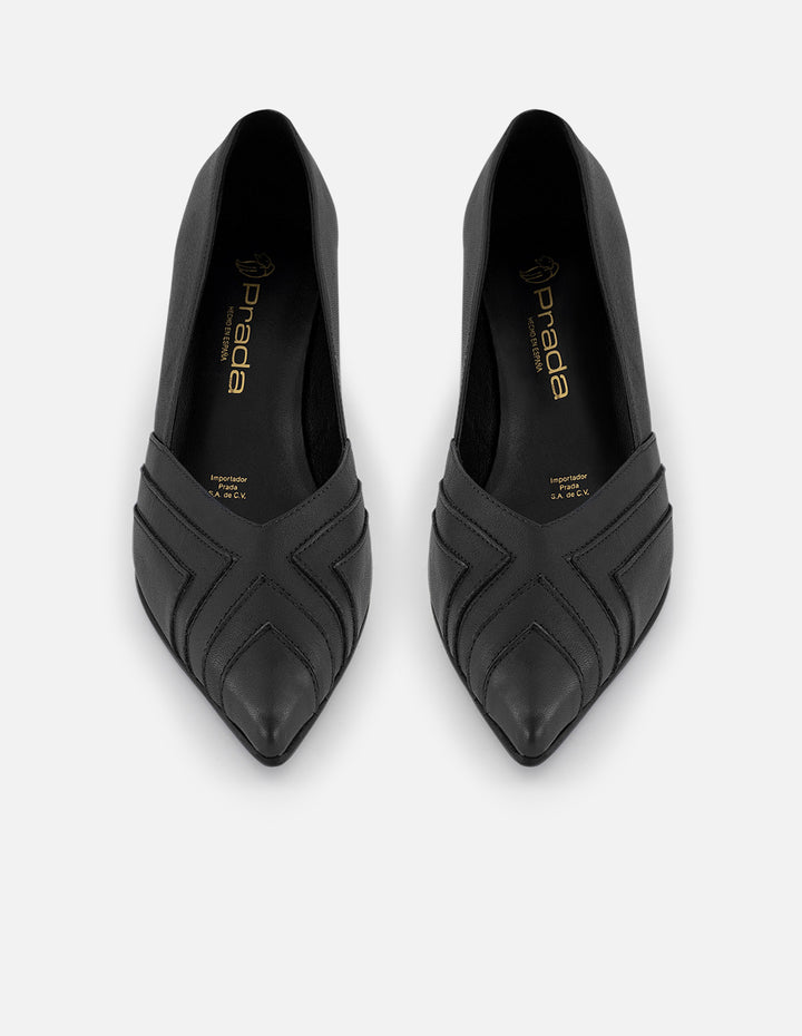 Zapatilla negra piel de mujer cortes simétricos