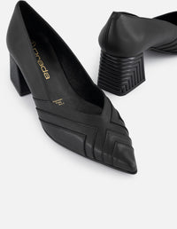 Zapatilla negra piel de mujer cortes simétricos