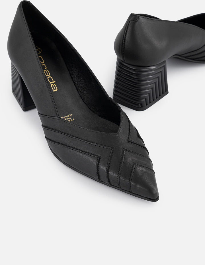 Zapatilla negra piel de mujer cortes simétricos