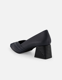 Zapatilla negra piel de mujer cortes simétricos