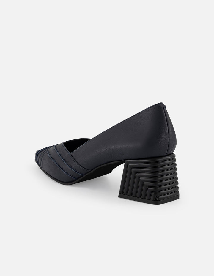 Zapatilla negra piel de mujer cortes simétricos