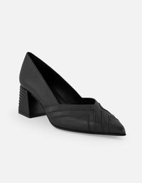 Zapatilla negra piel de mujer cortes simétricos