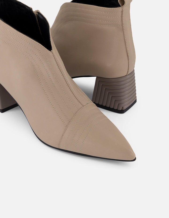 Botines color beige piel de mujer con escote en V