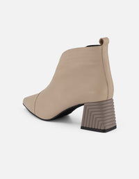 Botines color beige piel de mujer con escote en V