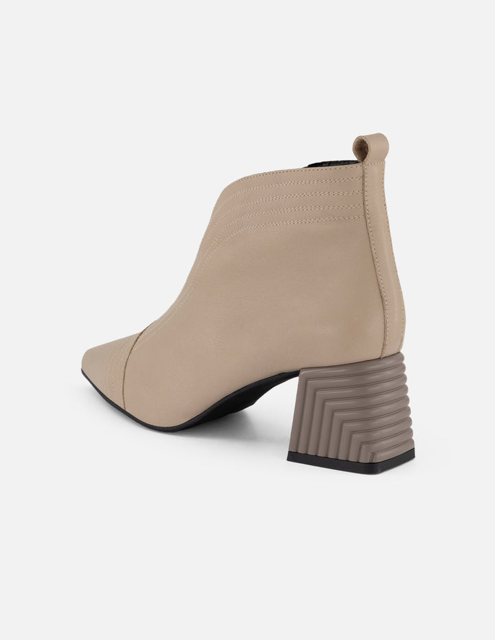 Botines color beige piel de mujer con escote en V
