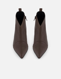 Botines color café piel de mujer con escote en V