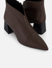 Botines color café piel de mujer con escote en V