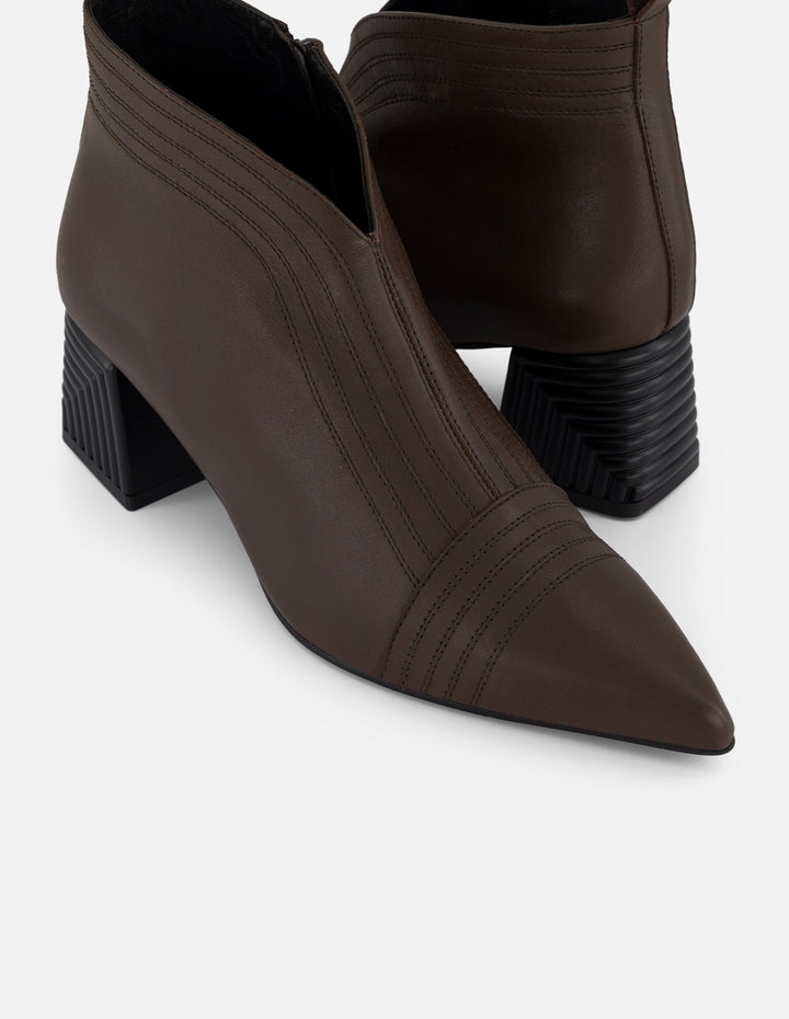 Botines color café piel de mujer con escote en V