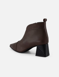 Botines color café piel de mujer con escote en V