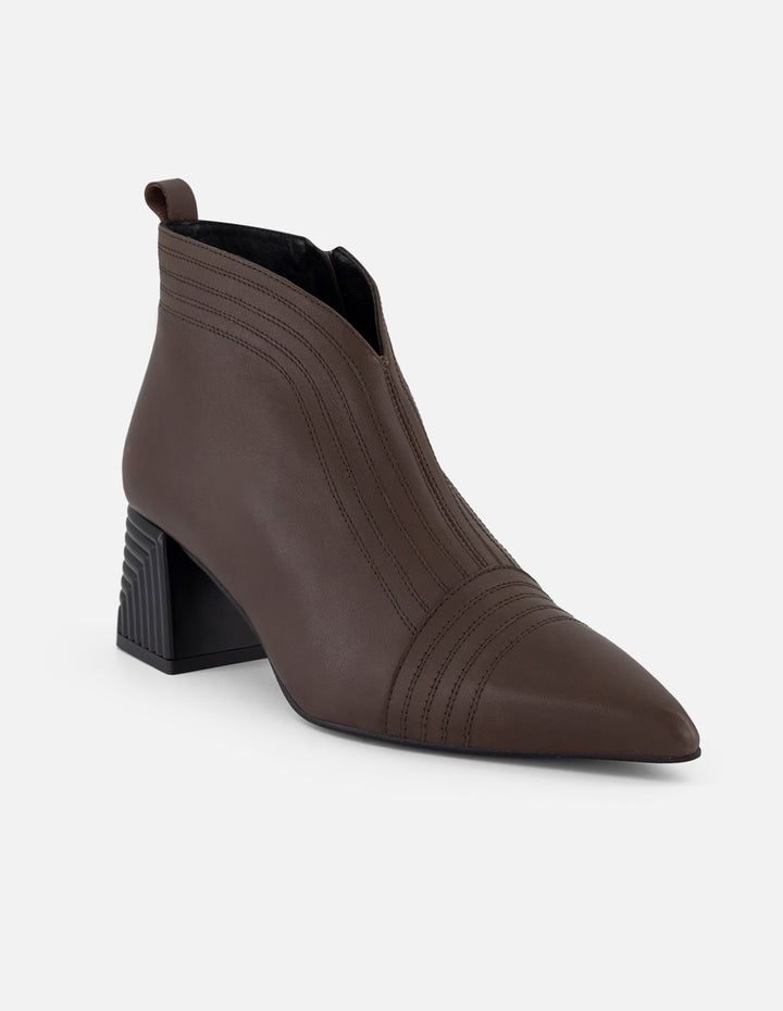 Botines color café piel de mujer con escote en V