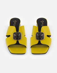 Mule amarillo de ante para mujer con piedra decorativa