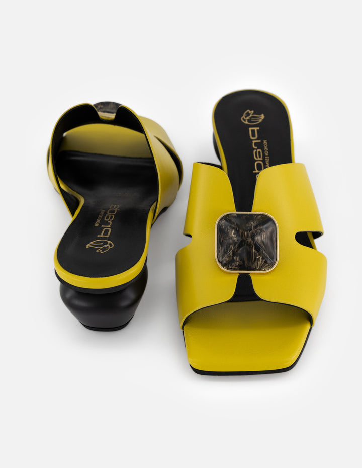 Mule amarillo de ante para mujer con piedra decorativa