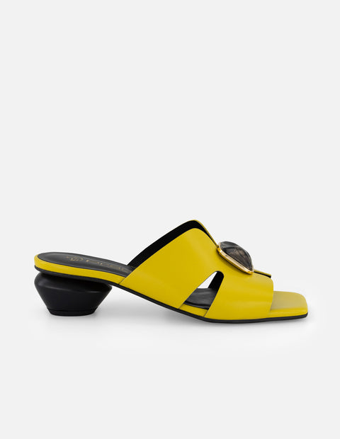 Mule amarillo de ante para mujer con piedra decorativa